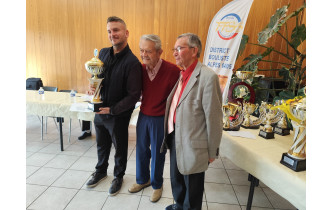 Kévin LAGIER, Président de La Saulce reçoit le trophée pour le titre de Champion de France Simple M4  de Stéphane QUICHOT