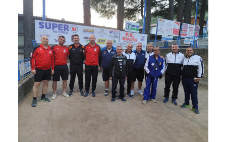 Champion du District Quadrettes M3 la BFG  (P. Paoli) et l'équipe finale la Boule Champsaurine (R. Amar) en compagnie du Président du District des Alpes (JP Eyraud) , du Président de l'Amicale Boule Veynoise (Sylvain Vachot), du Président de l'OMS de Veynes (Jean Fabien Vachot) et de Eric Oliva l'arbitre de cette journée.