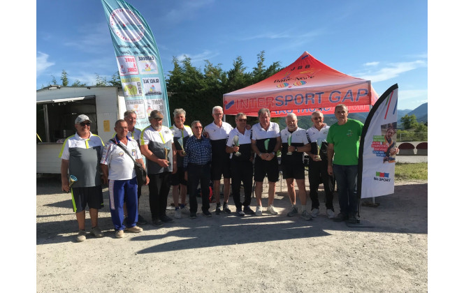 Les Champions du District catégorie "vétéran" (GAP BFG) et les finalistes (A.B. Briançonnaise)